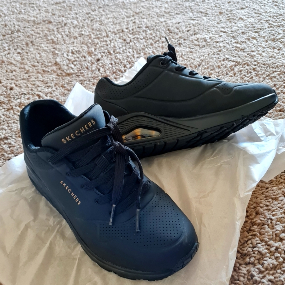 Skechers size 7 UNO walk on air black sneakers